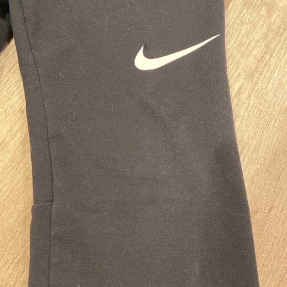 (5 for $25) kids Nike black jogger with zippered pockets - Picture 4 of 9